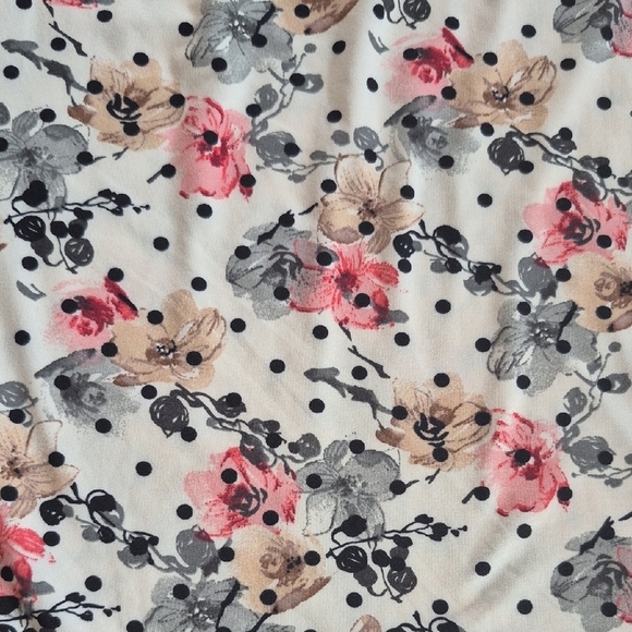 Short Sleeve Floral Blouse V neck With Ruching - Picture 4 of 5